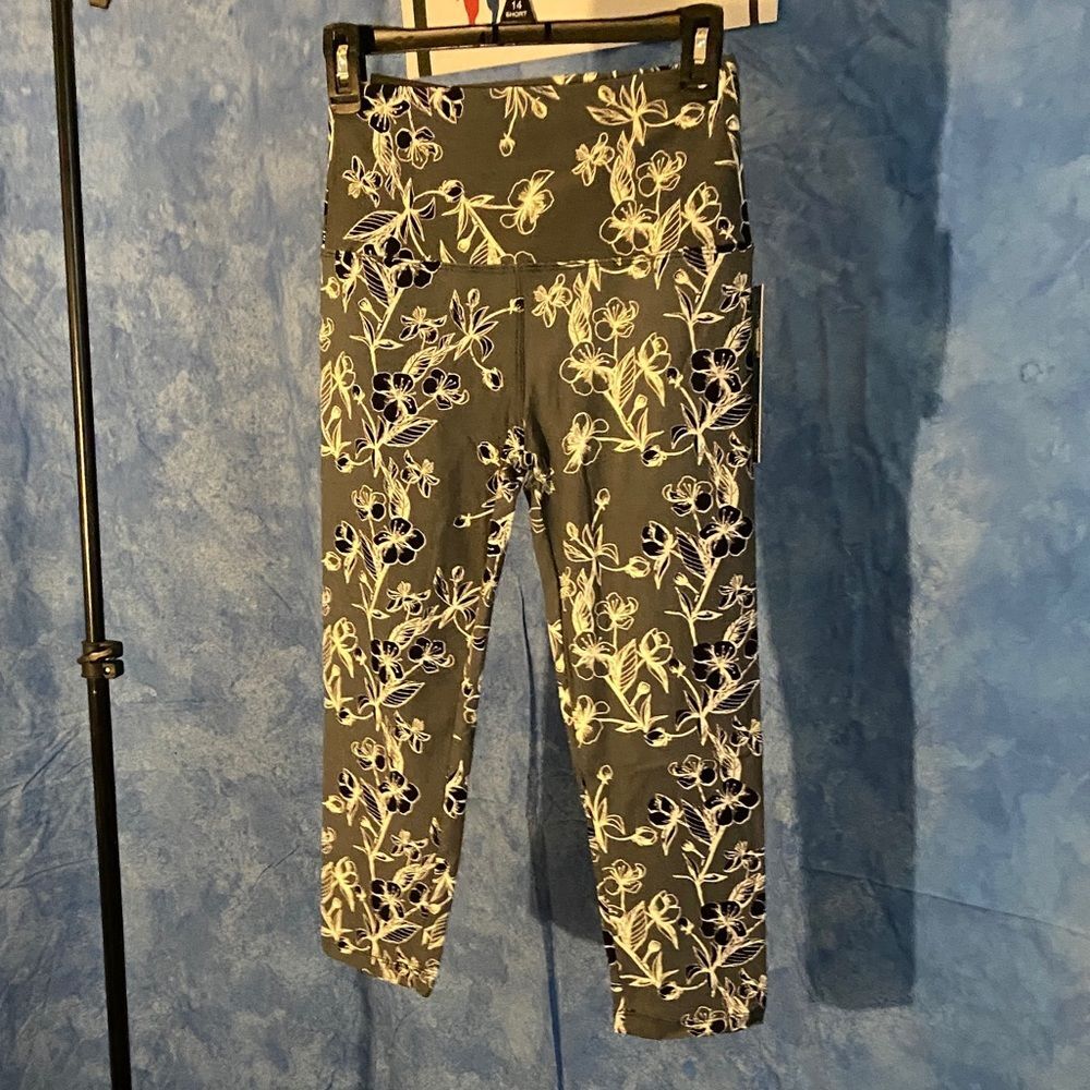 Floral Print Soft Capri Leggings. 15J-L022